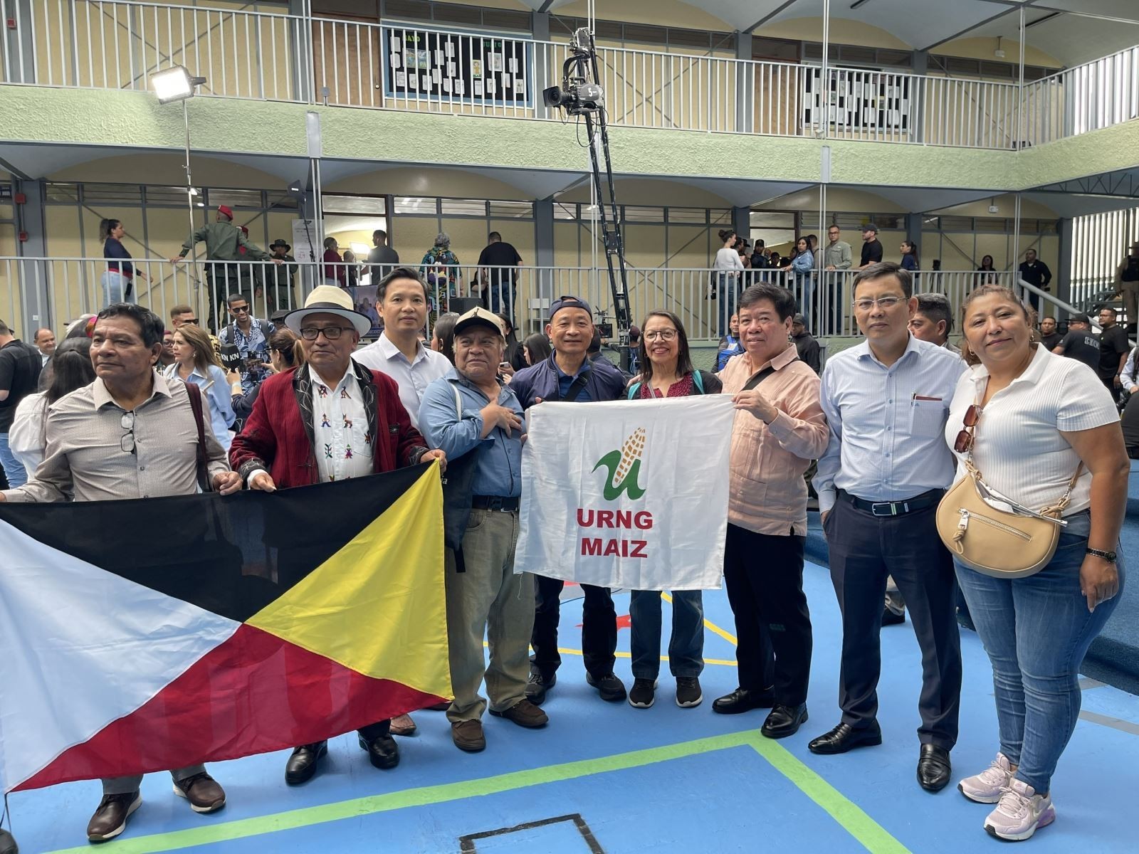 Đoàn đại biểu Liên hiệp các tổ chức hữu nghị Việt Nam và Hội hữu nghị Việt Nam - Venezuela thăm một điểm bầu cử tại thủ đô Caracas (Venezuela) tháng 5/2025. (Ảnh: Liên hiệp các tổ chức hữu nghị Việt Nam)