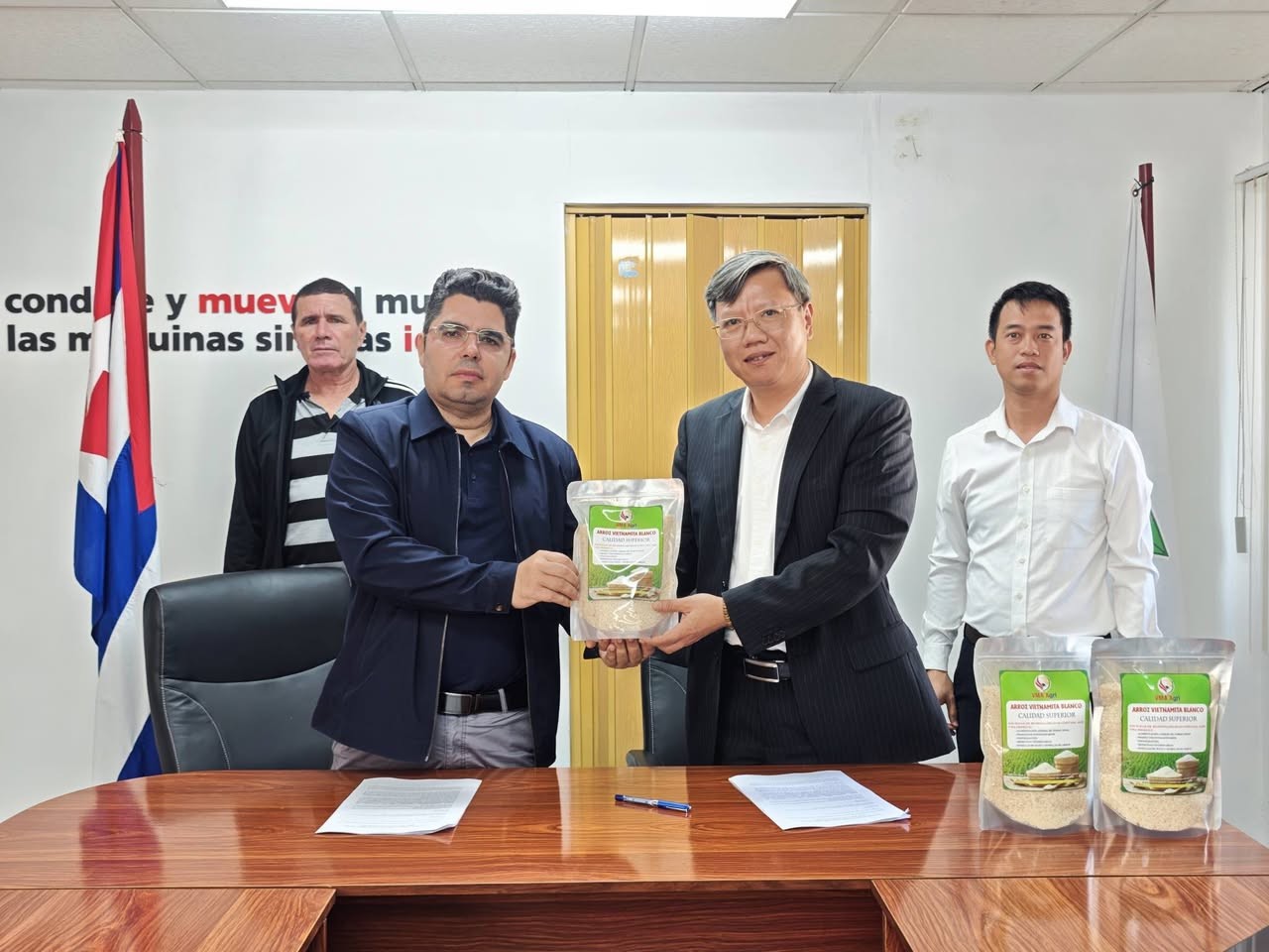 Việt Nam bàn giao 250 tấn gạo cho Cuba