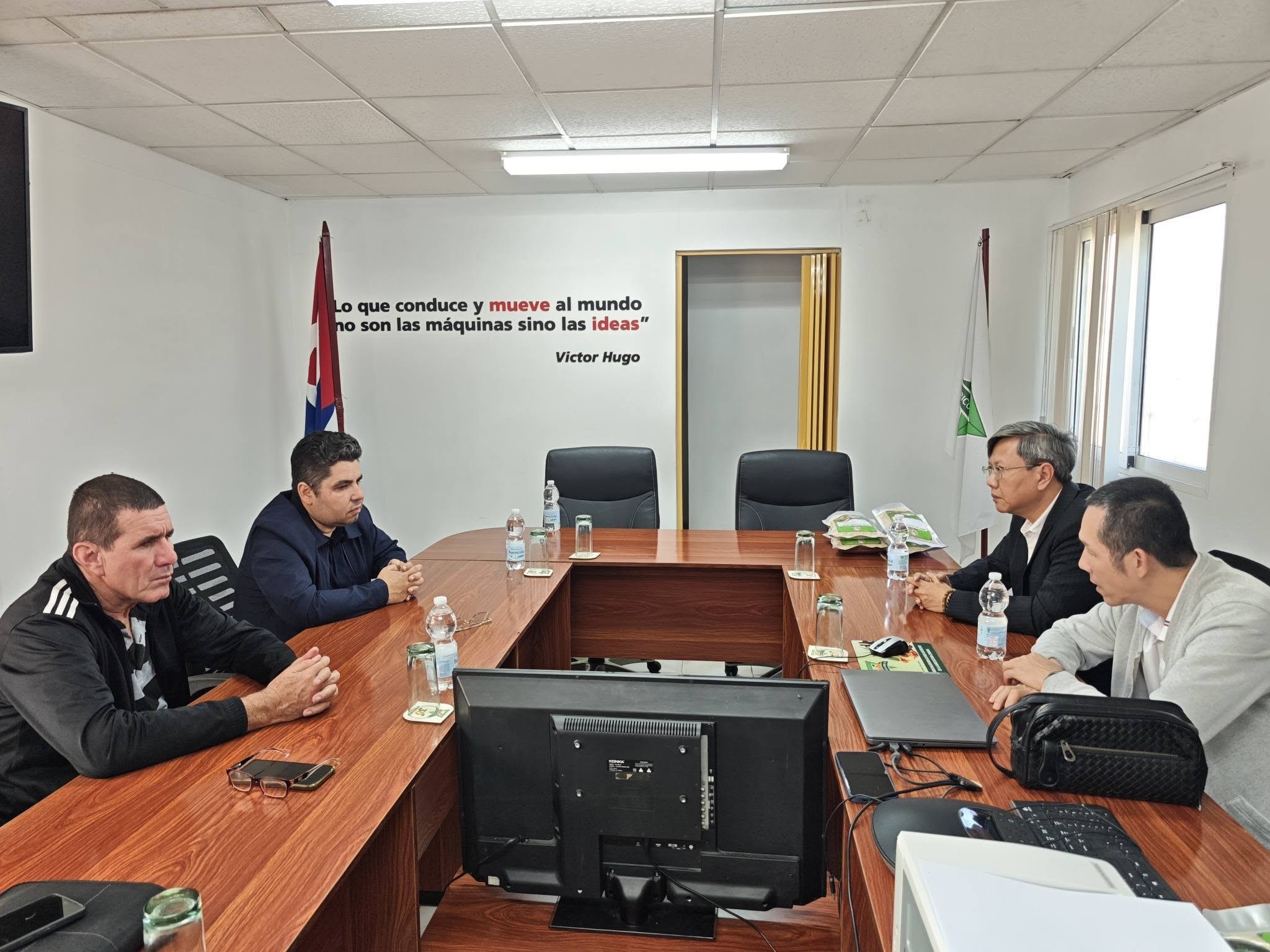 Việt Nam bàn giao 250 tấn gạo cho Cuba