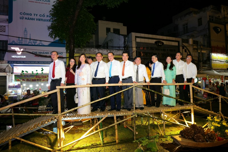 Cần Thơ khai mạc đường hoa nghệ thuật chủ đề “Tết sum vầy”