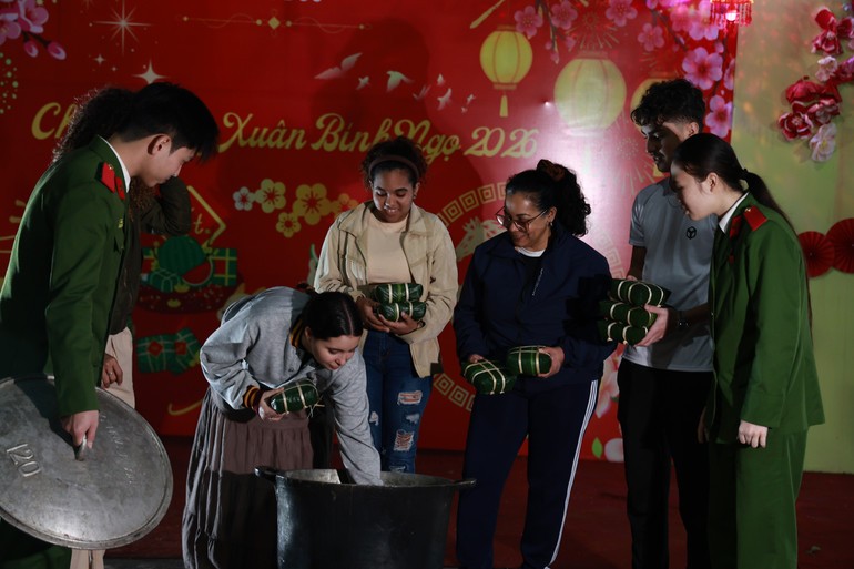 Sinh viên Cuba hòa mình vào không khí Tết Việt tại Học viện Cảnh sát nhân dân