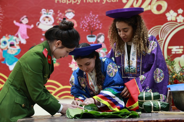 Sinh viên Cuba hòa mình vào không khí Tết Việt tại Học viện Cảnh sát nhân dân