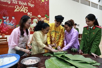 sinh vien cuba hoa minh vao khong khi tet viet tai hoc vien canh sat nhan dan