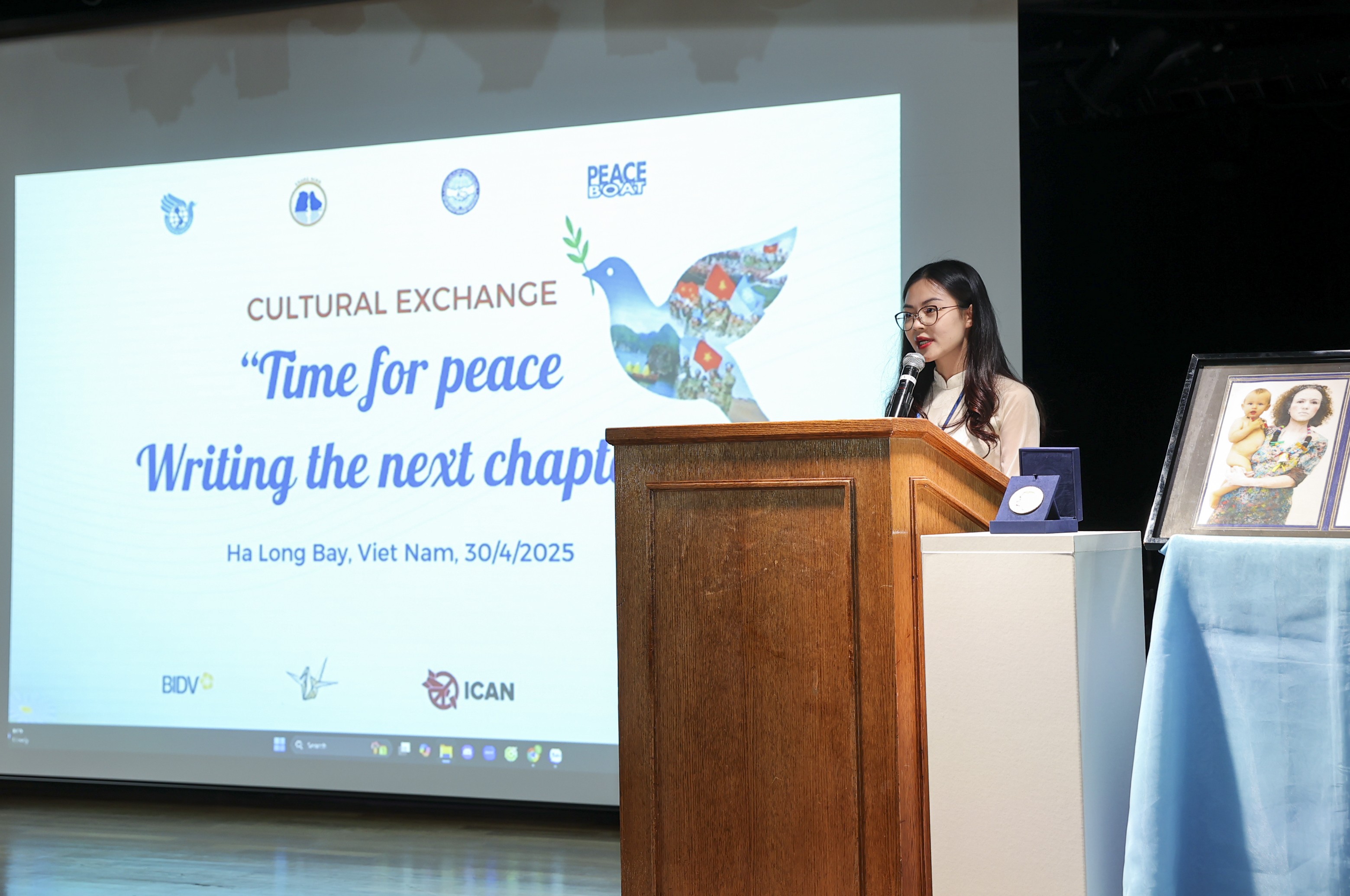 Chị Phạm Mỹ Lệ, Bí thư Đoàn Thanh niên Cơ quan tại Chương trình Giao lưu văn hóa trên Tàu Hòa bình (Ảnh Đinh Hòa). Chị Phạm Mỹ Lệ, Bí thư Đoàn Thanh niên Cơ quan tại Chương trình Giao lưu văn hóa trên Tàu Hòa bình (Ảnh Đinh Hòa).