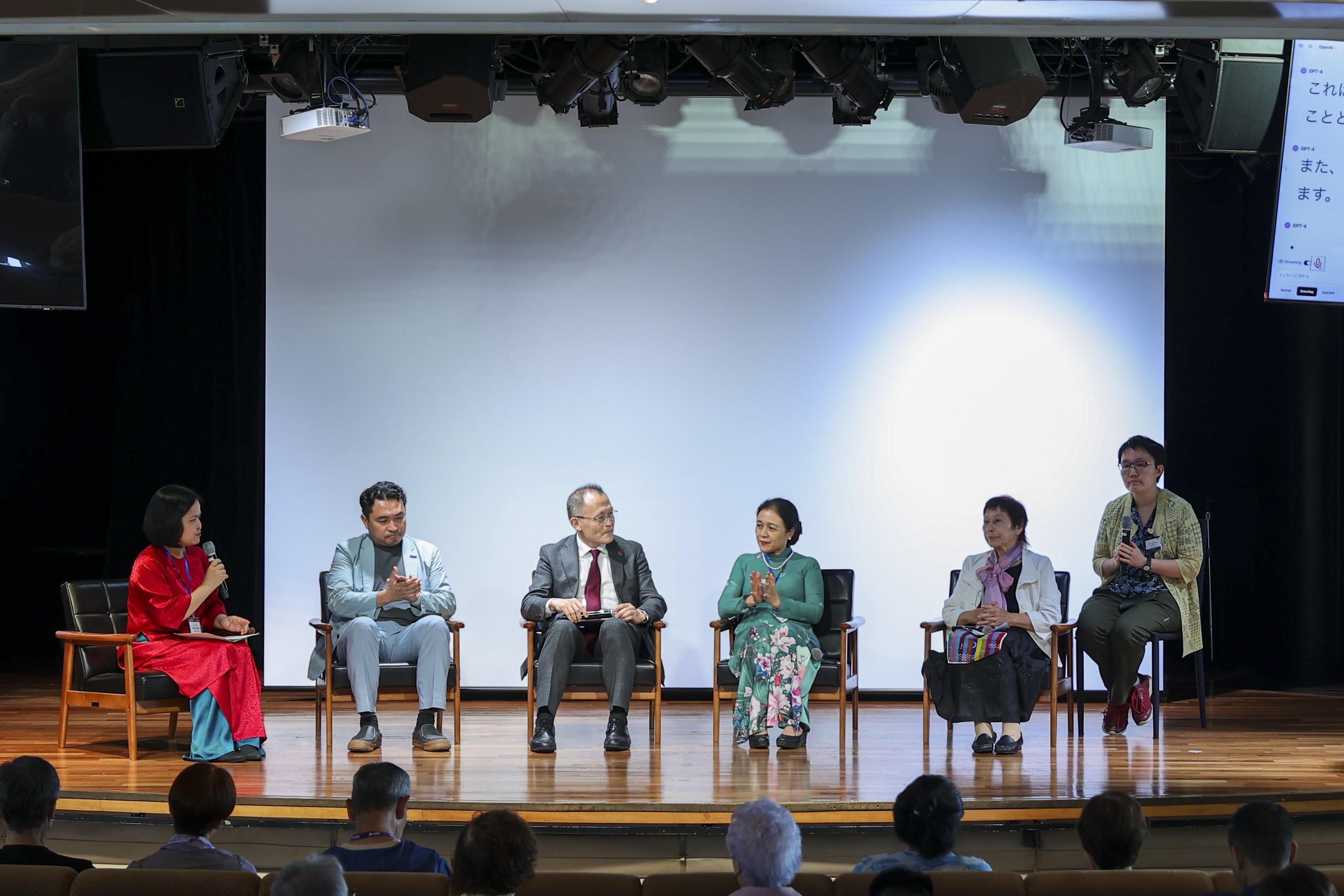 Chương trình Talkshow Viết tiếp câu chuyện hòa bình (Ảnh Đinh Hòa) Chương trình Talkshow Viết tiếp câu chuyện hòa bình (Ảnh Đinh Hòa)