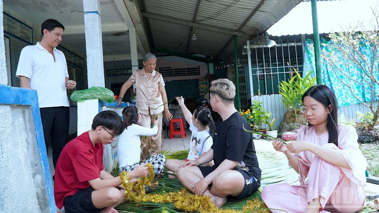 “Mời Bác về ăn Tết” - Nét đẹp văn hóa tri ân nơi Đất Mũi-Cà Mau “Mời Bác về ăn Tết” - Nét đẹp văn hóa tri ân nơi Đất Mũi-Cà Mau