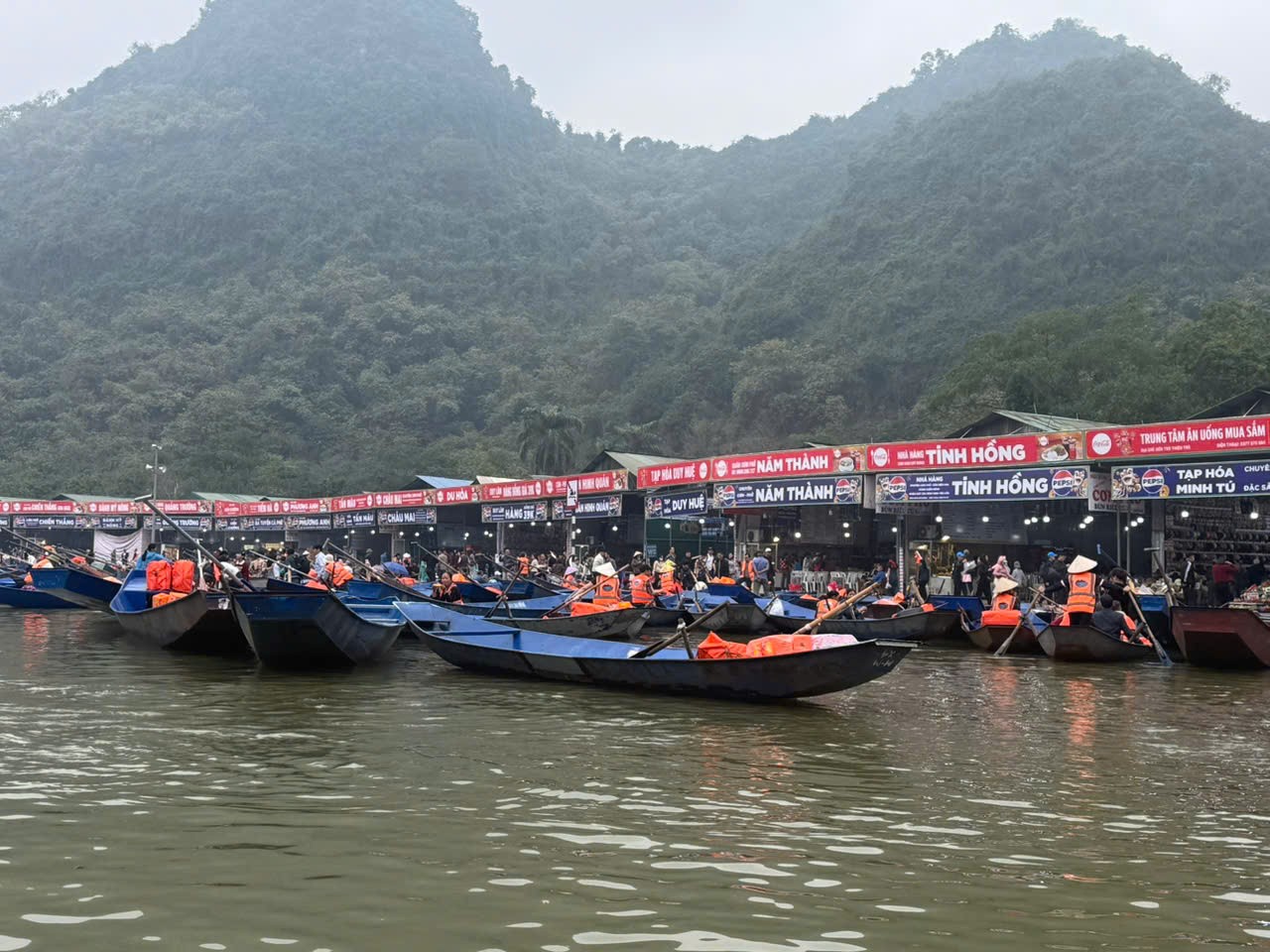 25.000 lượt du khách về trẩy hội, du Xuân tại quần thể di tích và danh thắng Chùa Hương trong 2 ngày đầu năm mới. 25.000 lượt du khách về trẩy hội, du Xuân tại quần thể di tích và danh thắng Chùa Hương trong 2 ngày đầu năm mới.