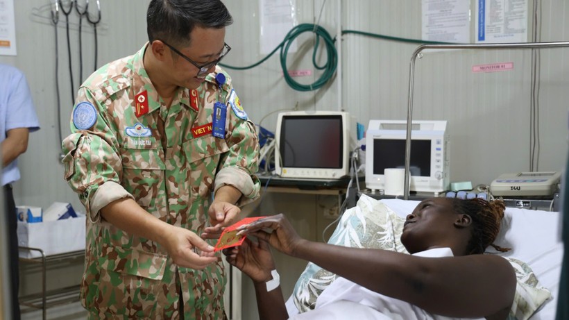 Thiếu tá Trần Đức Tài, Giám đốc Bệnh viện dã chiến cấp 2 số 7 thăm hỏi, chúc Tết các bệnh nhân đang điều trị tại bệnh viện Thiếu tá Trần Đức Tài, Giám đốc Bệnh viện dã chiến cấp 2 số 7 thăm hỏi, chúc Tết các bệnh nhân đang điều trị tại bệnh viện