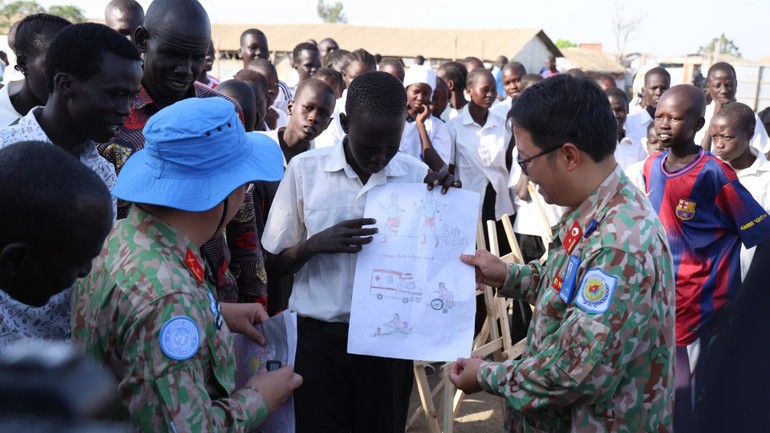 Các em học sinh trong khu tái định cư ở Bentiu tích cực tham gia cuộc thi vẽ tranh do Bệnh viện dã chiến cấp 2 số 7 tổ chức Các em học sinh trong khu tái định cư ở Bentiu tích cực tham gia cuộc thi vẽ tranh do Bệnh viện dã chiến cấp 2 số 7 tổ chức