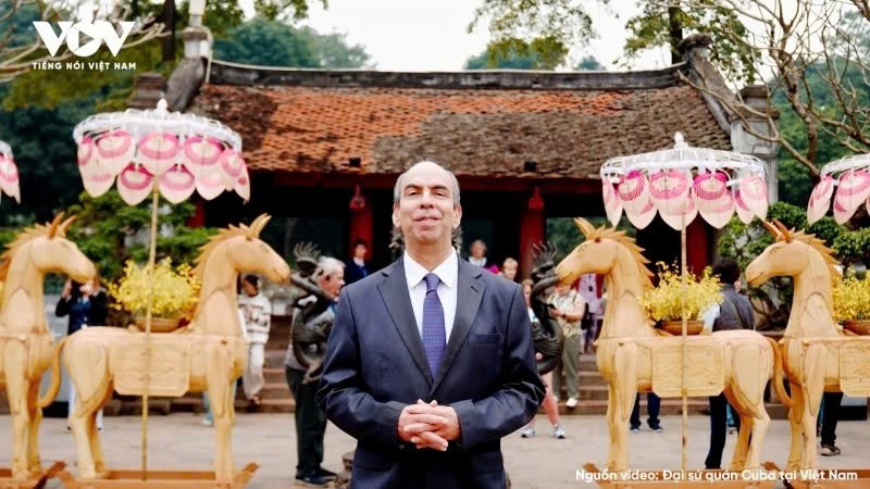 Đại sứ Cuba tại Việt Nam Rogelio Polanco Fuentes gửi lời chúc Tết tới nhân dân Việt Nam . Đại sứ Cuba tại Việt Nam Rogelio Polanco Fuentes gửi lời chúc Tết tới nhân dân Việt Nam .