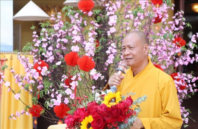 Thượng tọa Thích Minh Quang, Trưởng Ban Điều phối hợp tác Phật giáo Việt Nam – Lào, Trụ trì Chùa Phật Tích thủ đô Viêng Chăn phát biểu tại sự kiện. Ảnh: Xuân Tú/PV TTXVN tại Lào