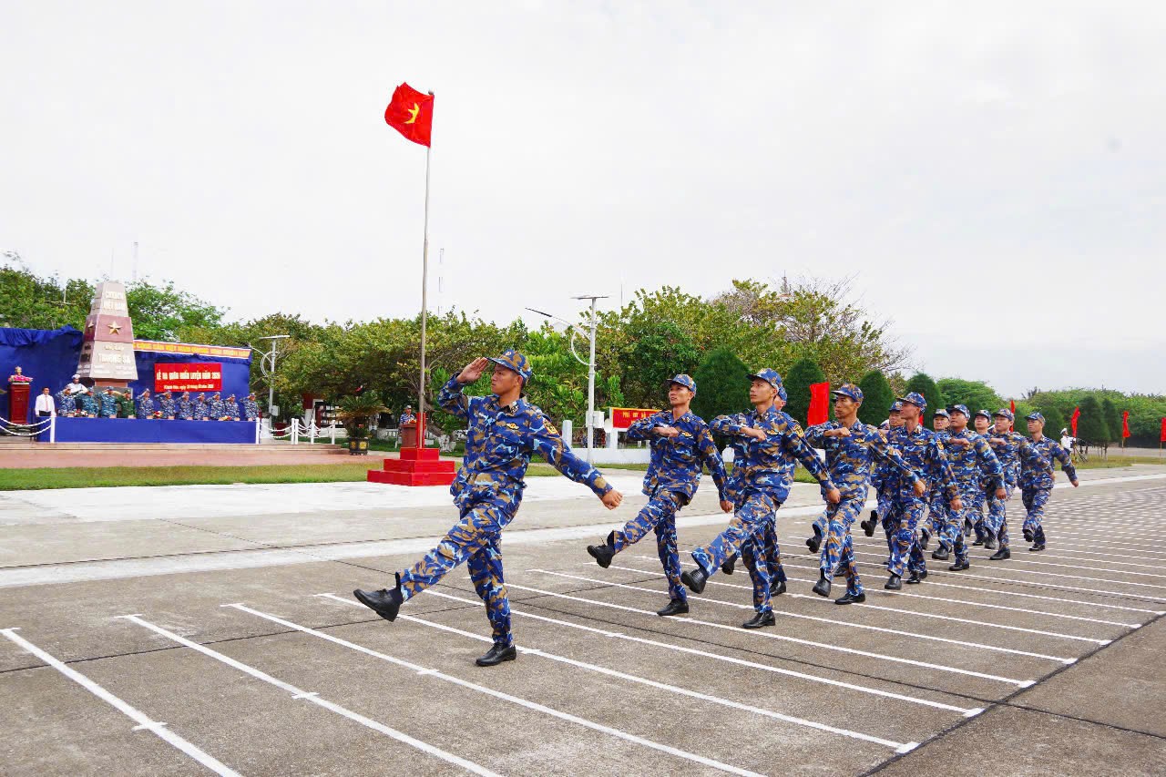 Duyệt đội ngũ trong Lễ ra quân huấn luyện tại đảo Trường Sa