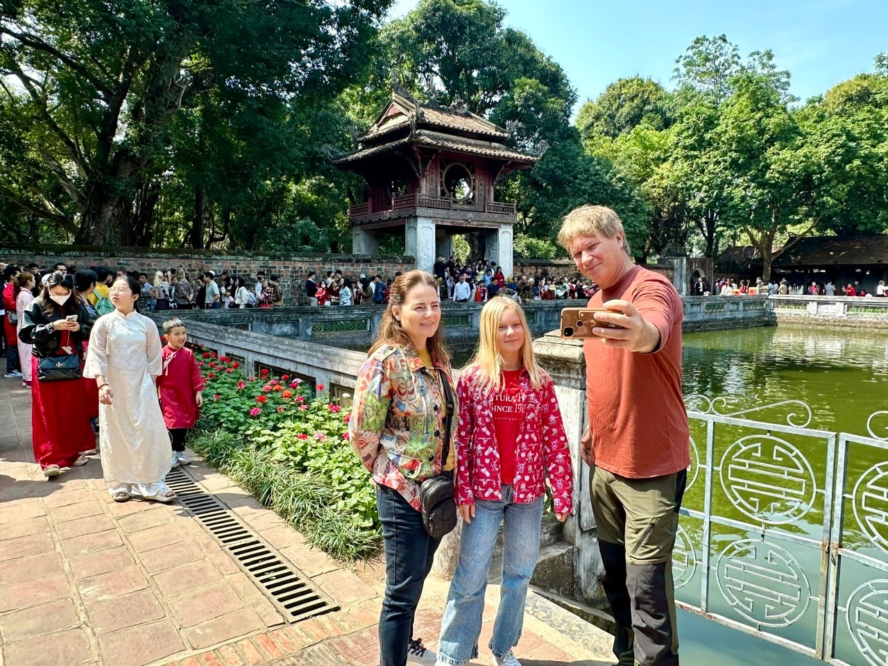 Du khách nước ngoài chụp ảnh tại Văn Miếu. (Ảnh: Báo và Phát thanh, truyền hình Hà Nội) Du khách nước ngoài chụp ảnh tại Văn Miếu. (Ảnh: Báo và Phát thanh, truyền hình Hà Nội)