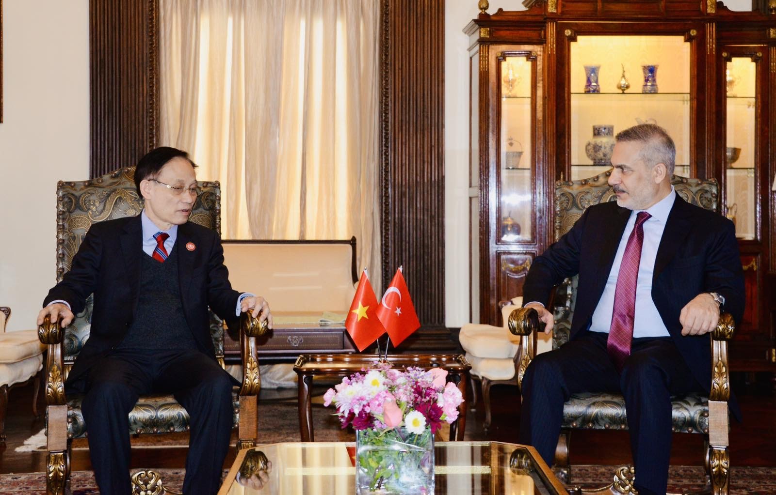 Bộ trưởng Ngoại giao Lê Hoài Trung và Bộ trưởng Ngoại giao Thổ Nhĩ Kỳ Hakan Faidan. Ảnh: BNG Bộ trưởng Ngoại giao Lê Hoài Trung và Bộ trưởng Ngoại giao Thổ Nhĩ Kỳ Hakan Faidan. Ảnh: BNG