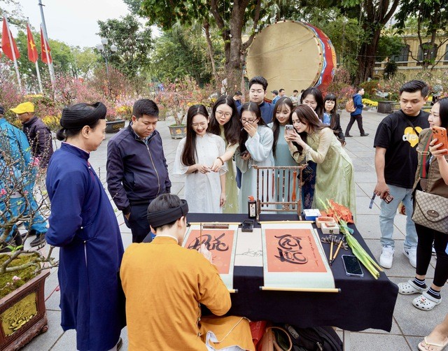 Du lịch bứt tốc dịp Tết: Hà Nội thu gần 4,9 nghìn tỷ đồng, nhiều điểm đến "cháy" phòng