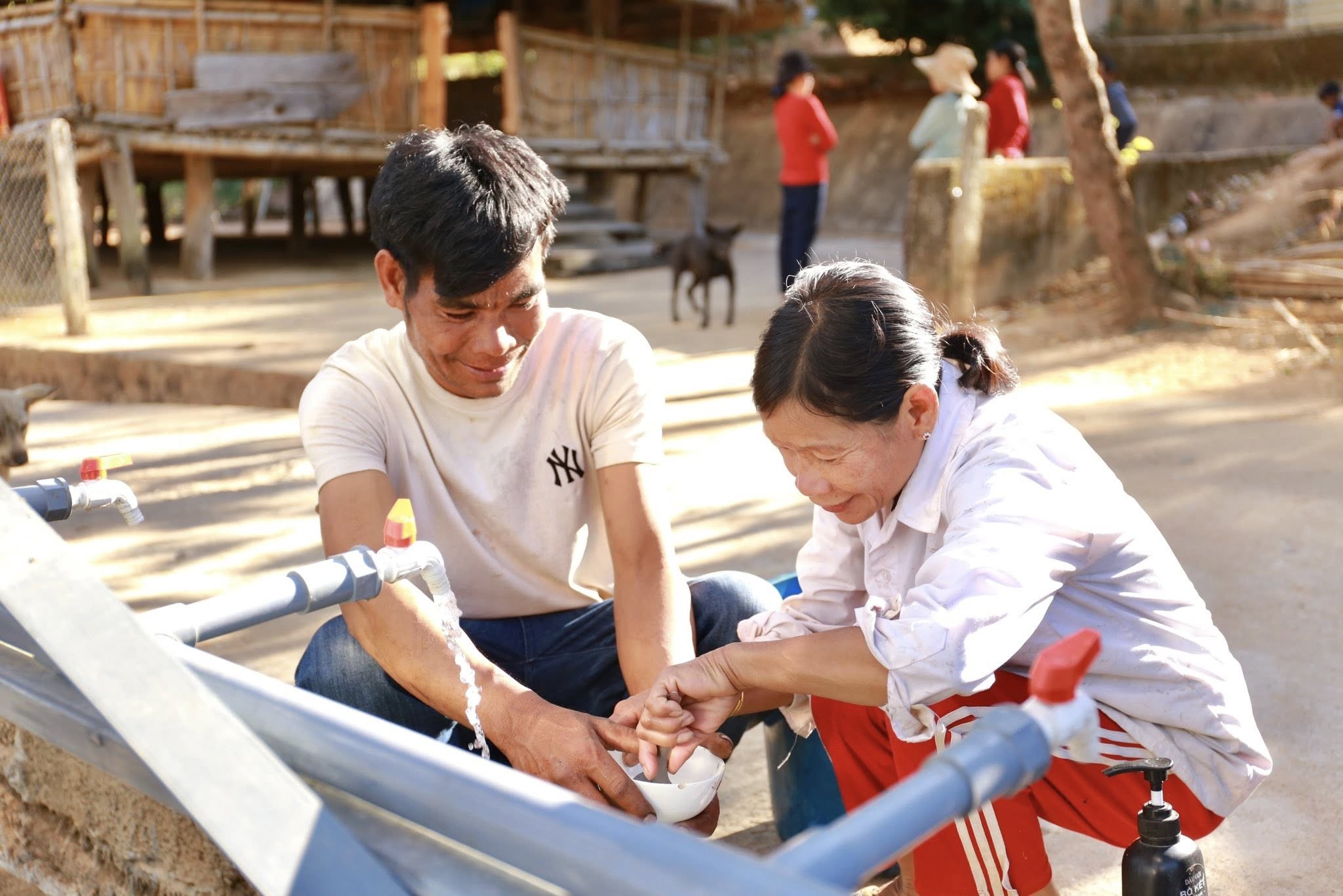 Nước sạch thắp sáng bản Kon Rlong