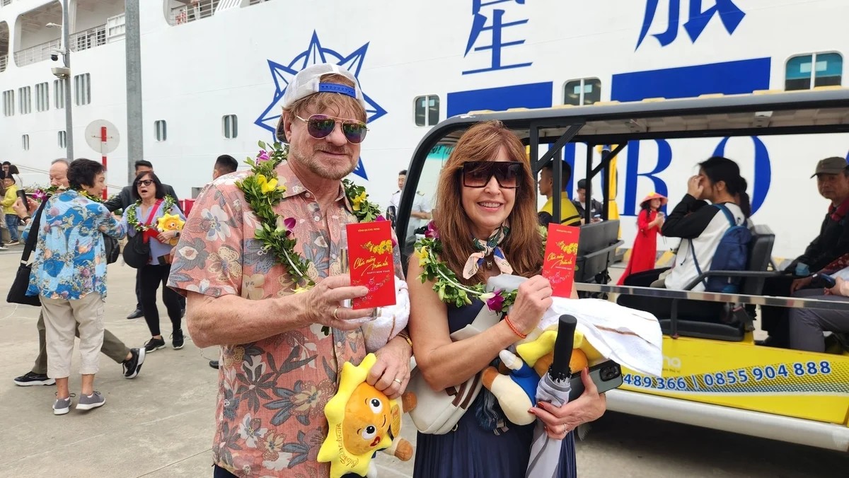 Du khách nhận lì xì khi đặt chân đến Quảng Ninh ngày mùng 1 Tết. 