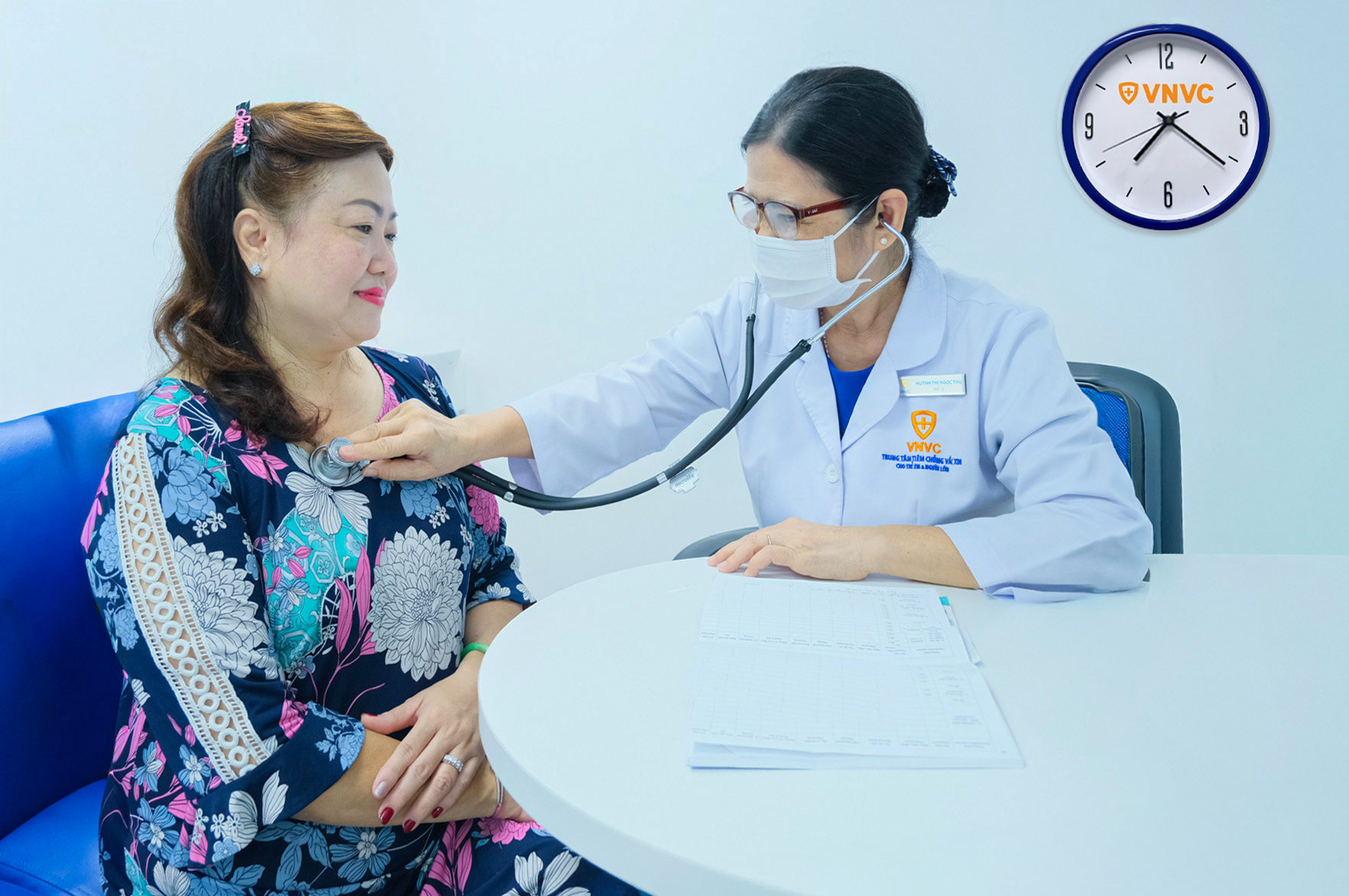 Người lớn được bác sĩ Hệ thống Tiêm chủng VNVC khám sàng lọc kỹ trước tiêm vắc xin. Ảnh: Khánh Hòa