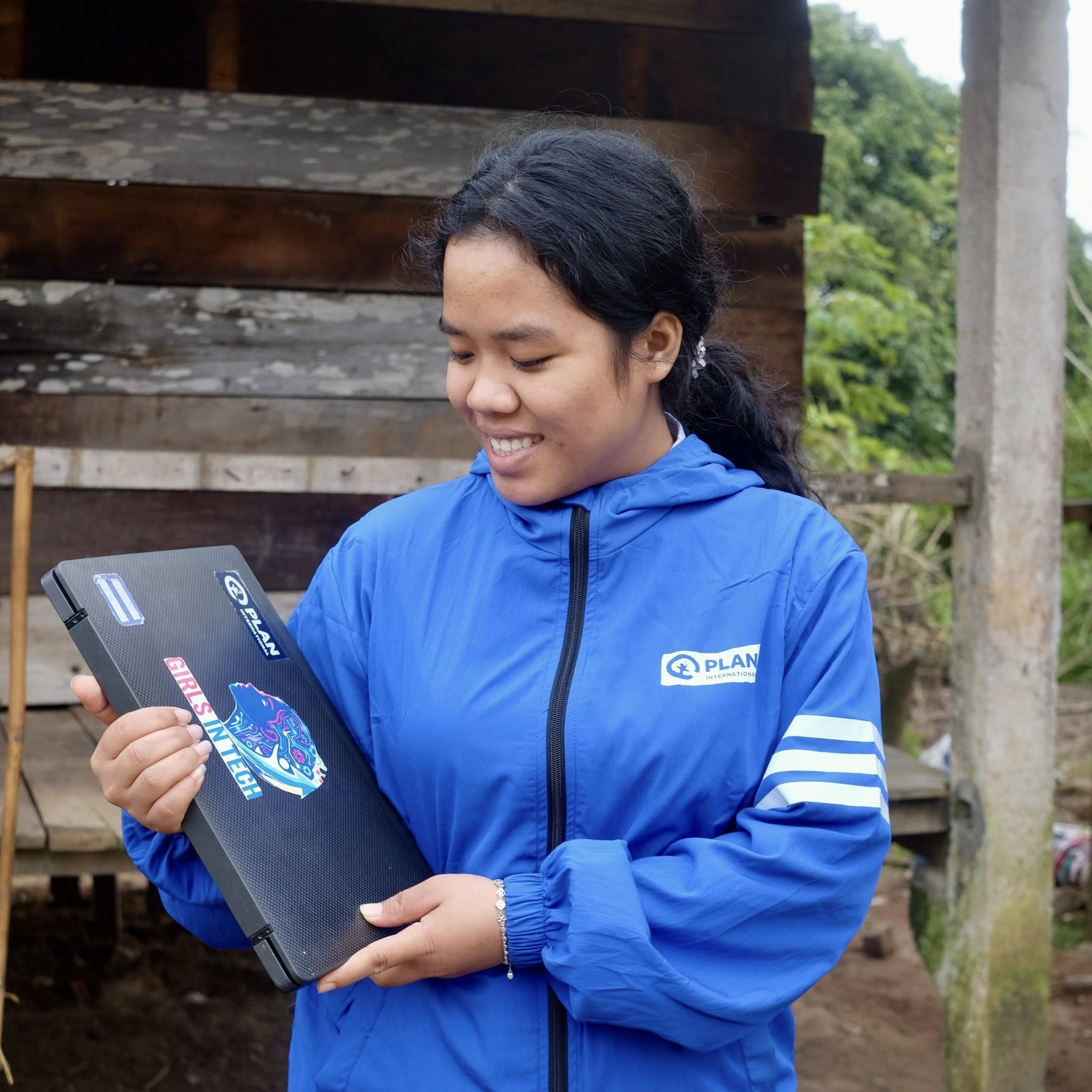 Từ bản làng đến giảng đường học 