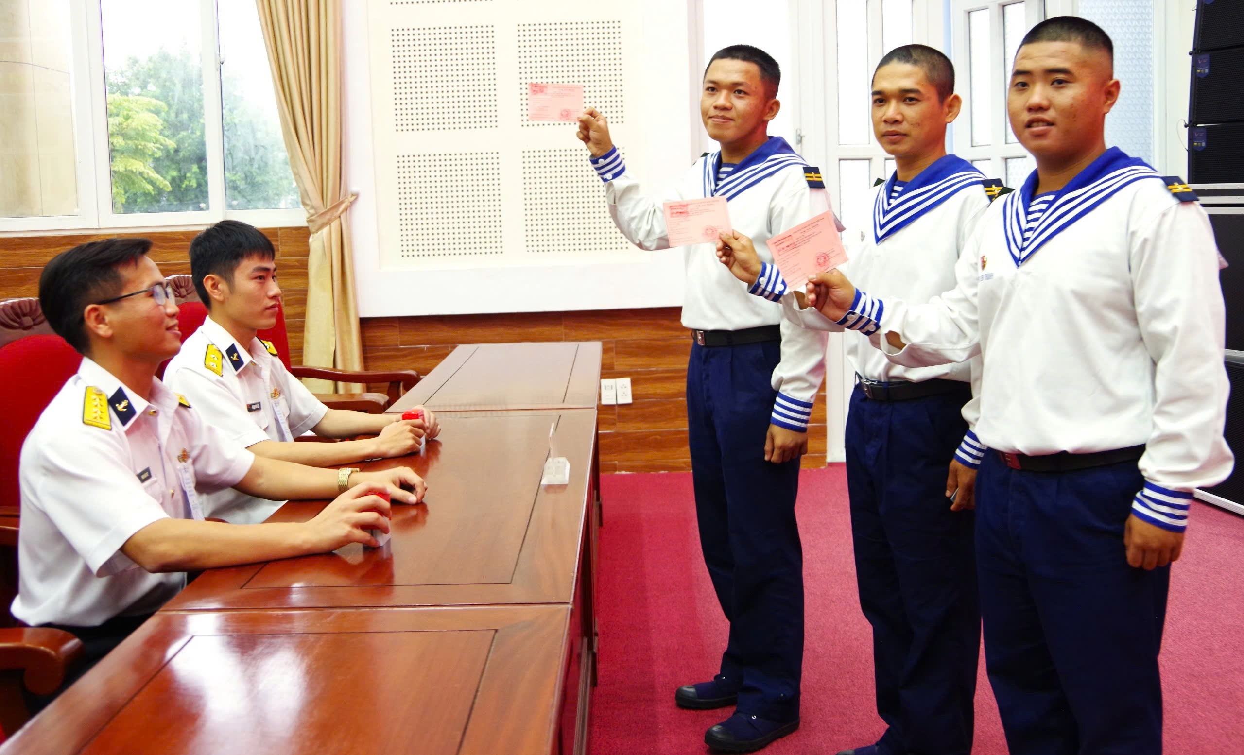 Tổ chức bầu cử sớm cho các lực lượng thực hiện nhiệm vụ trên biển Tổ chức bầu cử sớm cho các lực lượng thực hiện nhiệm vụ trên biển