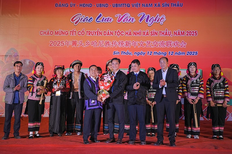 Sín Thầu vun đắp ngoại giao nhân dân nơi ngã ba biên giới