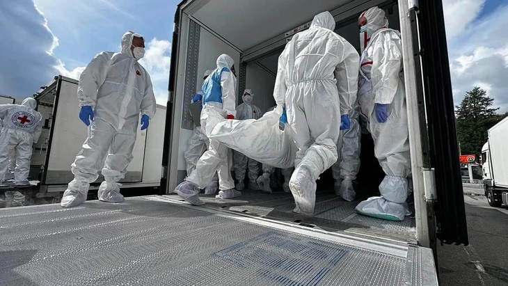 Hình ảnh một đợt trao đổi thi thể binh lính giữa Nga và Ukraine hồi 17-7-2025 - Ảnh: AFP