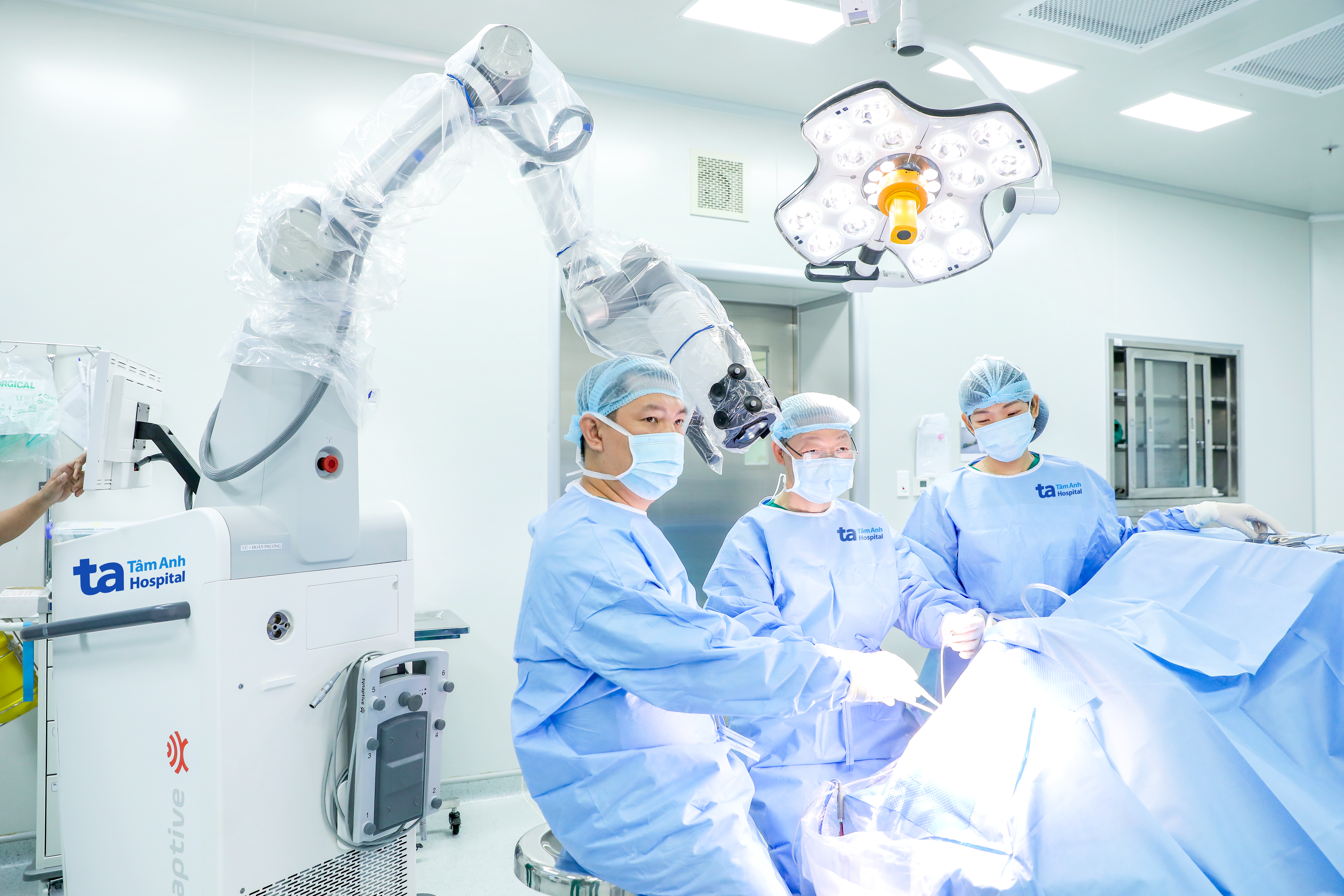 Bệnh viện Đa khoa Tâm Anh TP.HCM là đơn vị duy nhất tại Việt Nam ứng dụng robot AI Modus V Synaptive chuyên phẫu thuật u não, cấp cứu đột quỵ xuất huyết não, thoát vị đĩa đệm… Ảnh: Bệnh viện Đa khoa Tâm Anh 