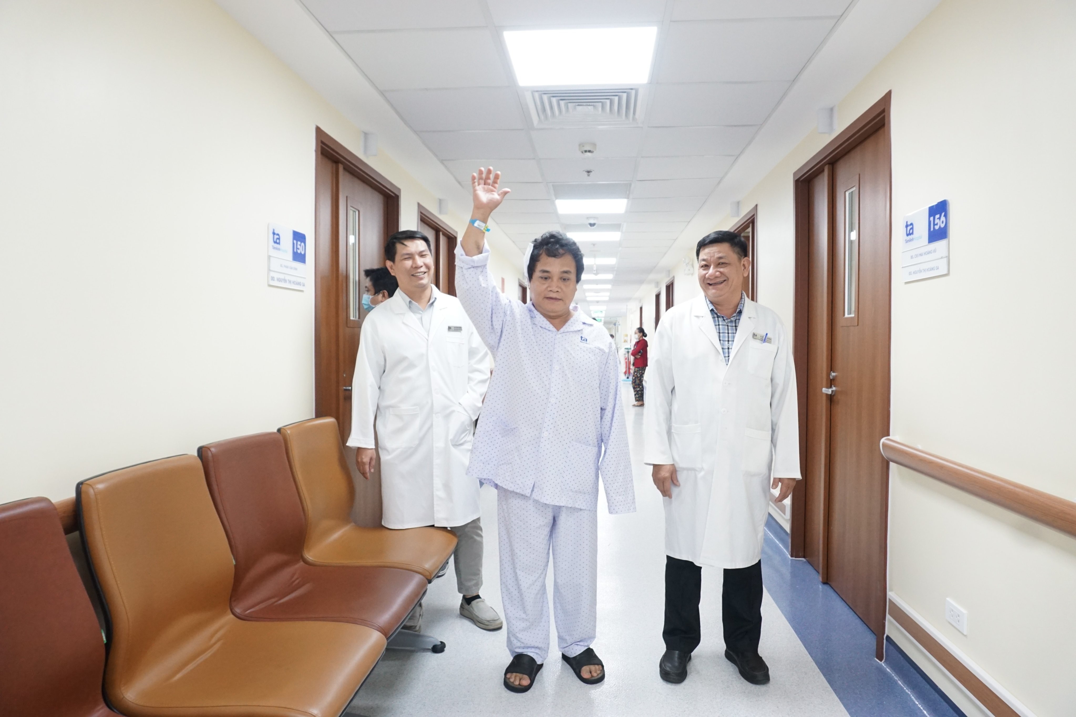 Ông Hải (58 tuổi) bị đột quỵ xuất huyết não hơn 24 giờ, lơ mơ yếu liệt, được mổ cấp cứu lấy máu tụ bằng robot AI. Ảnh: Bệnh viện Đa khoa Tâm Anh