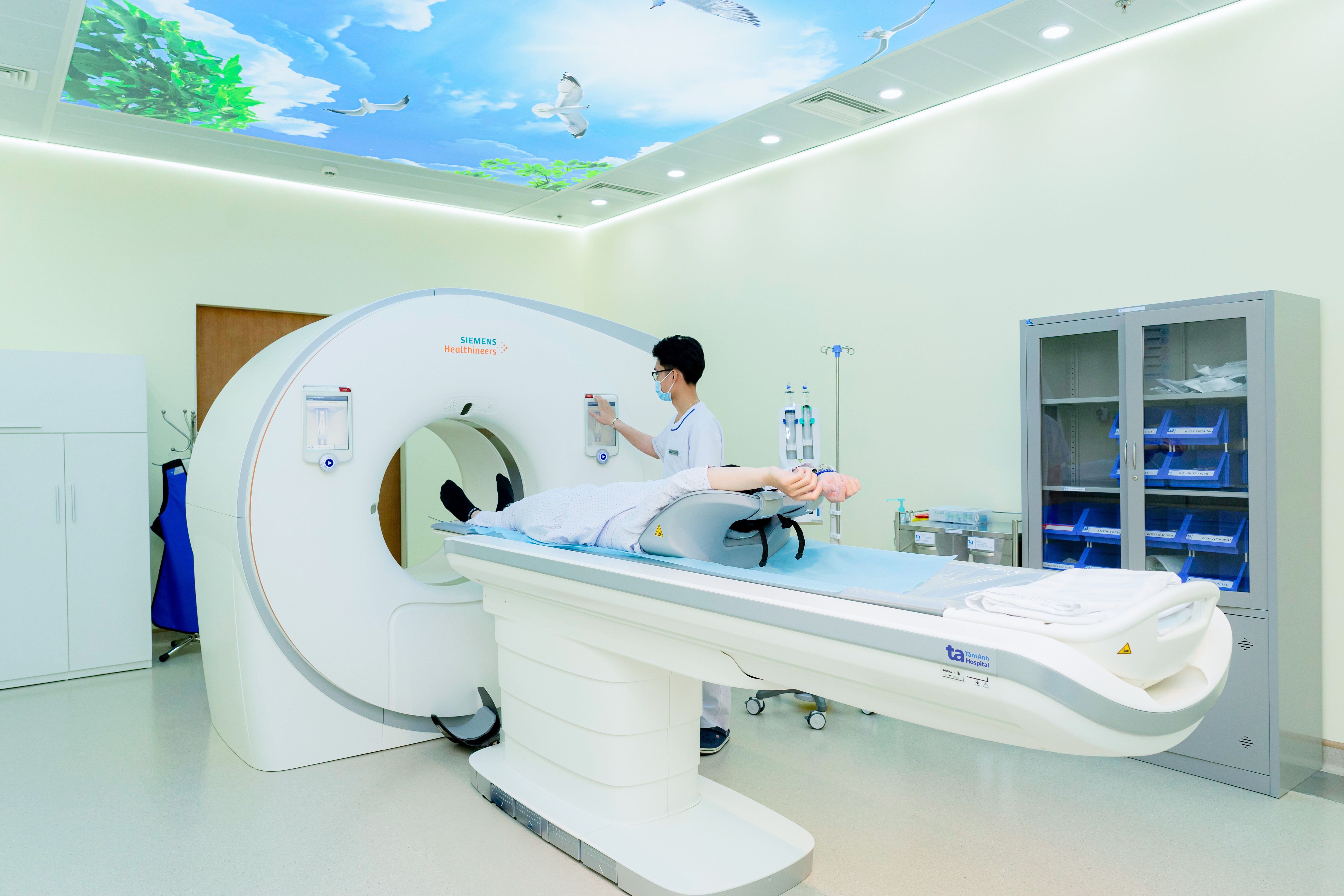 Về chẩn đoán, Bệnh viện Tâm Anh ứng dụng “siêu máy” chụp CT hơn 100.000 lát cắt tích hợp AI giúp gợi ý, chẩn đoán chính xác các khối u, mảng xơ vữa, cục máu đông…. Ảnh: Bệnh viện Đa khoa Tâm Anh 