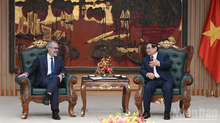 Thủ tướng Chính phủ Phạm Minh Chính tiếp Bộ trưởng Quốc vụ, Bộ trưởng Ngoại giao Bồ Đào Nha Paulo Rangel. (Ảnh: TRẦN HẢI)