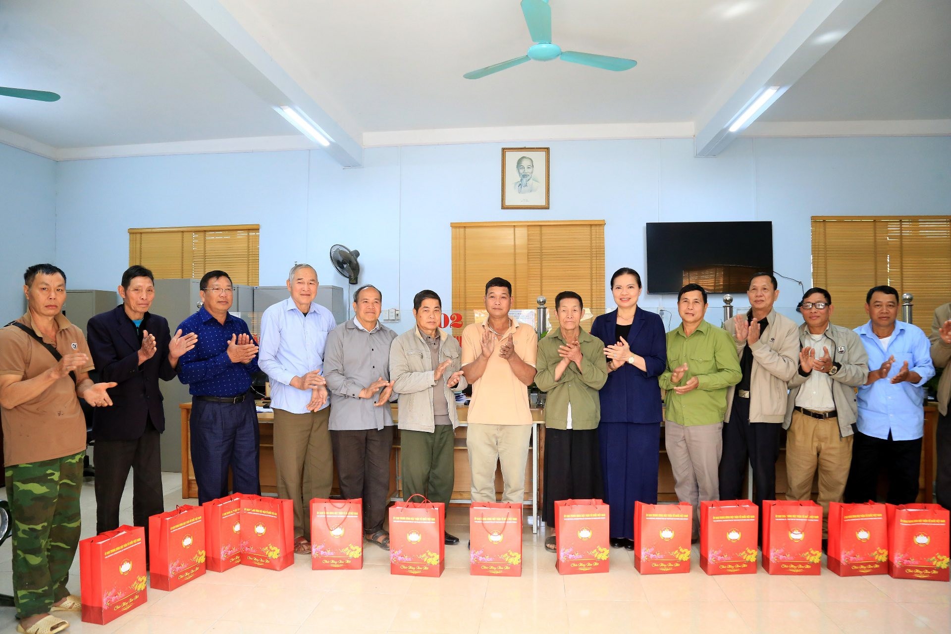  Phó Chủ tịch - Tổng Thư ký Ủy ban Trung ương MTTQ Việt Nam Hà Thị Nga tặng quà cho gia đình người có công với cách mạng, người có uy tín trên địa bàn xã Khoen On.