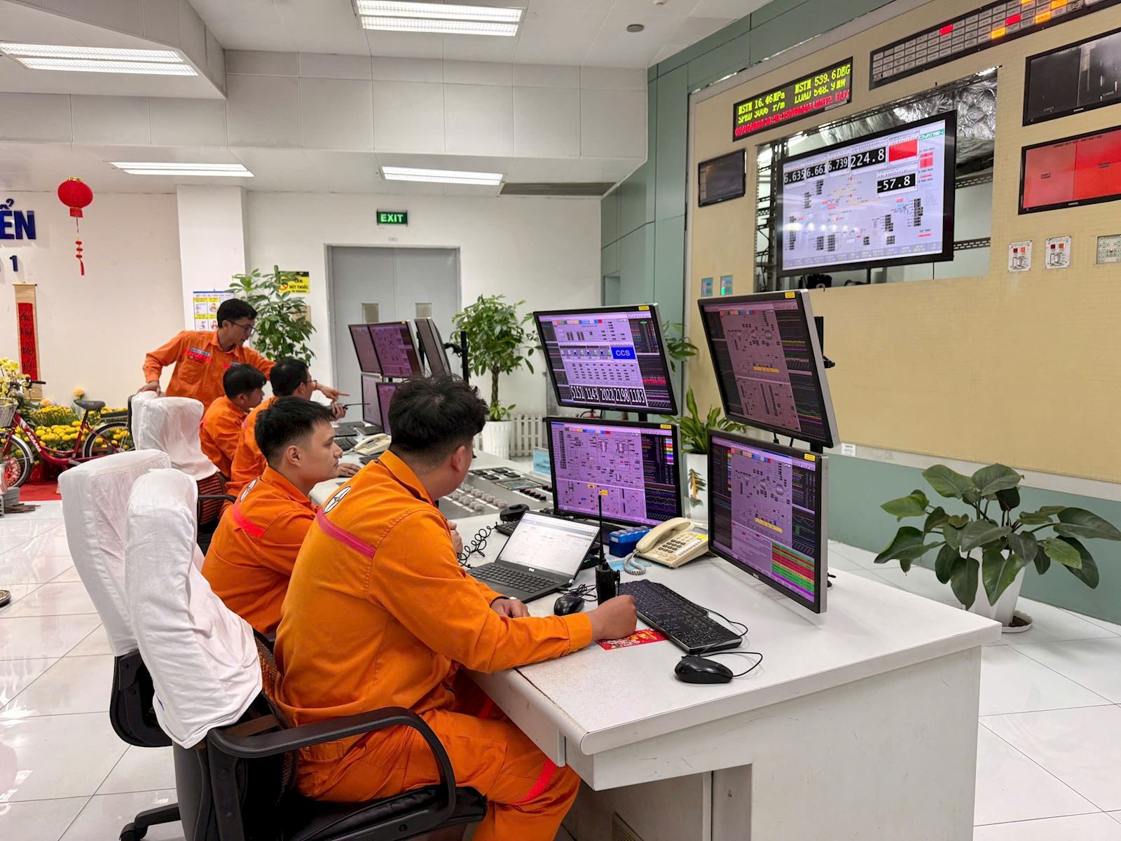 Lực lượng vận hành tại nhà máy điện của EVNGENCO1 bảo đảm vận hành an toàn, ổn định trong giai đoạn chuẩn bị cao điểm mùa khô 2026 Lực lượng vận hành tại nhà máy điện của EVNGENCO1 bảo đảm vận hành an toàn, ổn định trong giai đoạn chuẩn bị cao điểm mùa khô 2026