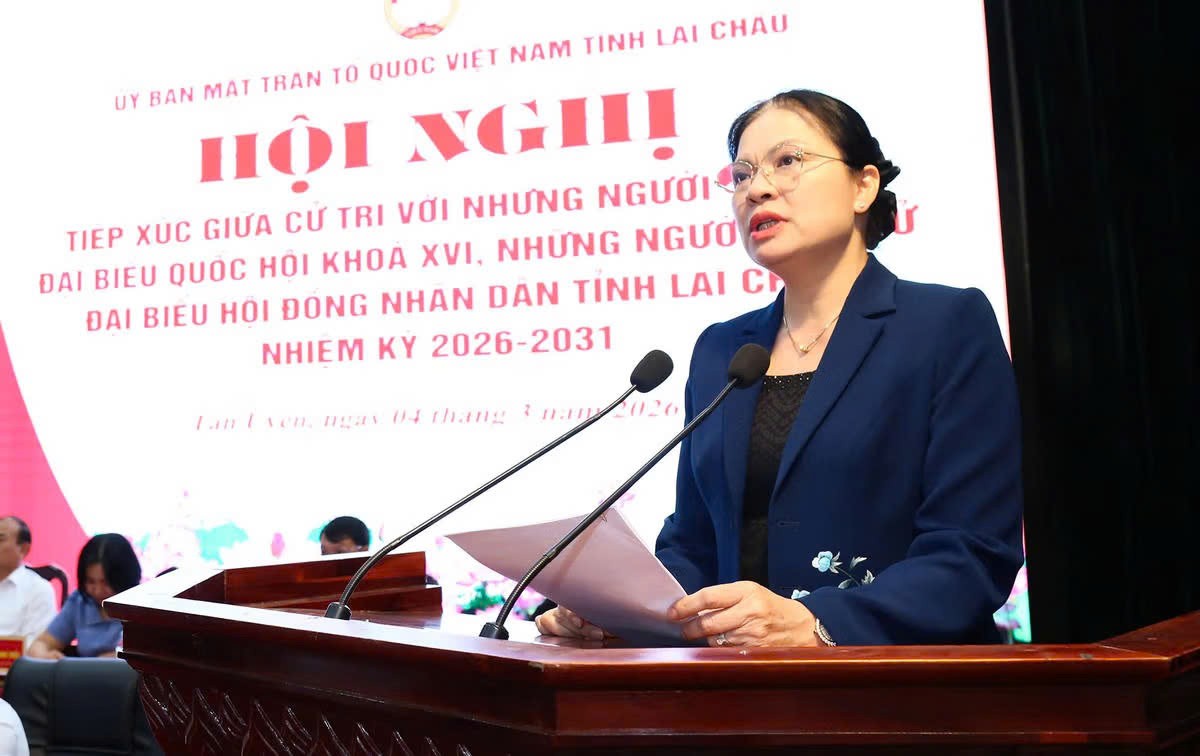  Phó Chủ tịch - Tổng Thư ký Ủy ban Trung ương MTTQ Việt Nam Hà Thị Nga phát biểu tại hội nghị tiếp xúc cử tri ở xã Tân Uyên