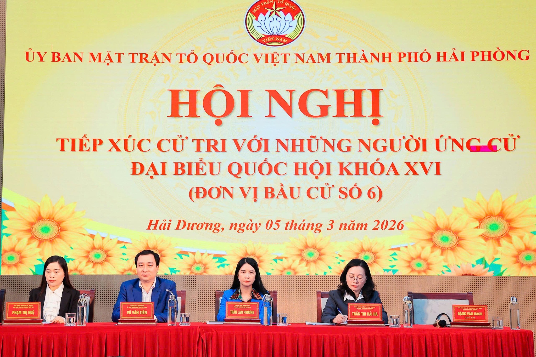 Hội nghị tiếp xúc cử tri với những người ứng cử đại biểu Quốc hội khóa XVI (đơn vị bầu cử số 6).