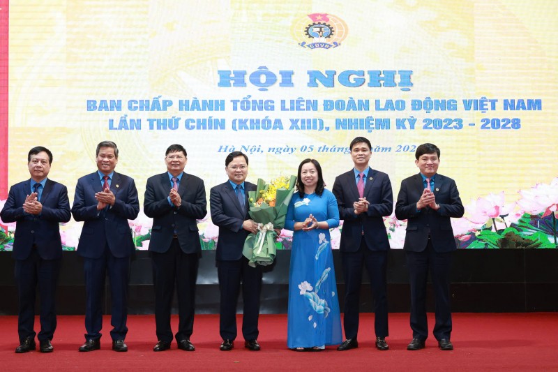 Tập thể lãnh đạo Tổng Liên đoàn Lao động Việt Nam ra mắt tại Hội nghị. (Ảnh: T.L)