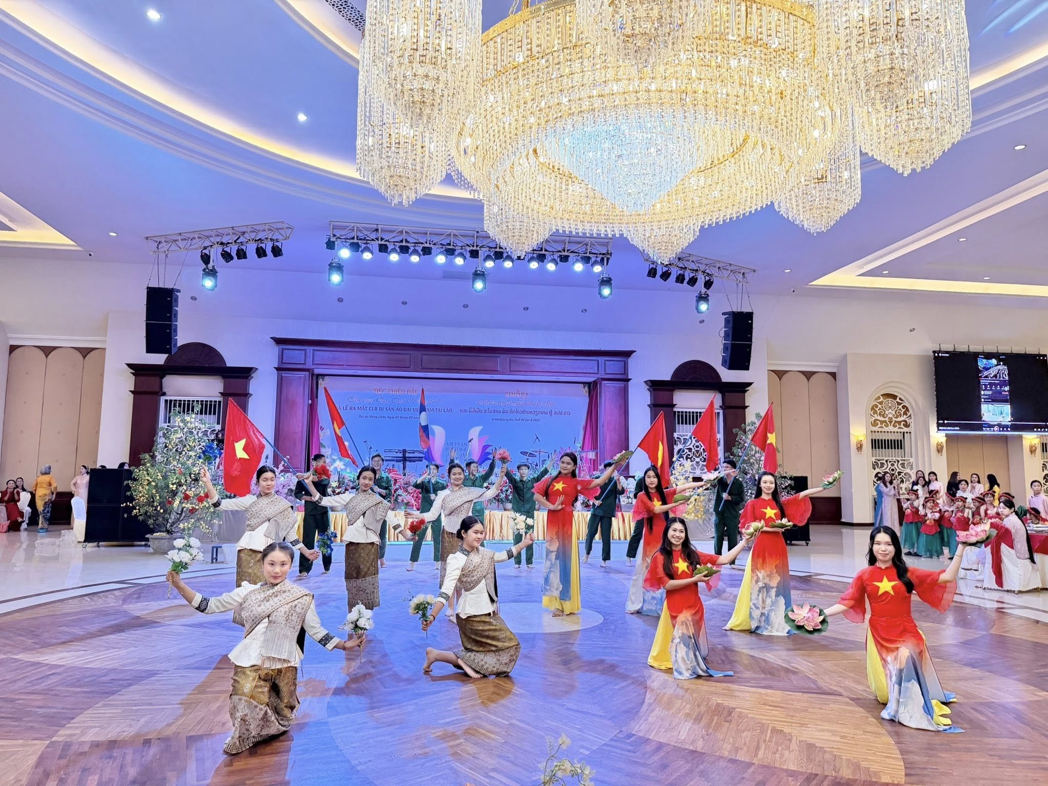 Quảng bá di sản áo dài Việt Nam tại Lào Quảng bá di sản áo dài Việt Nam tại Lào