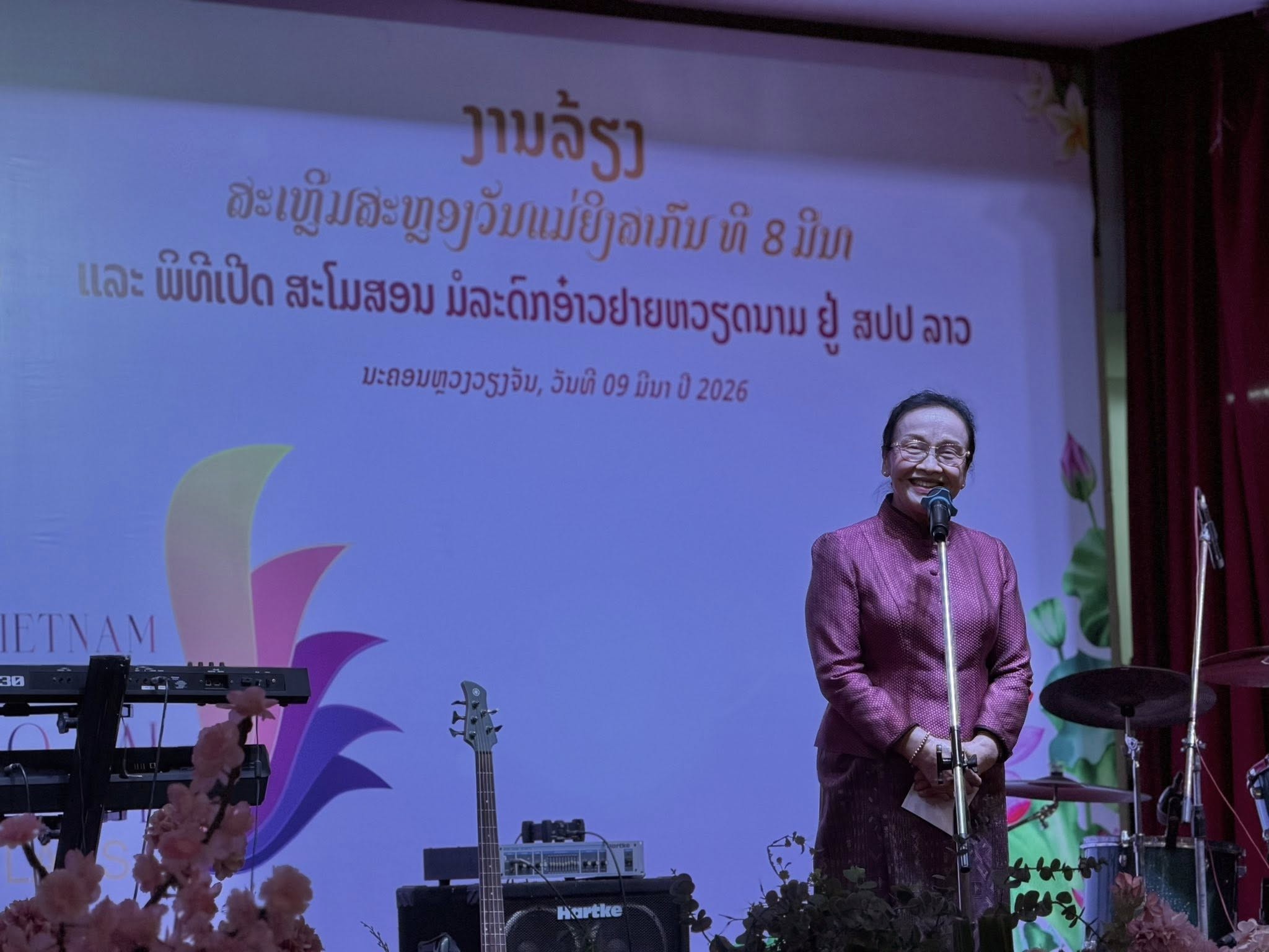 Quảng bá di sản áo dài Việt Nam tại Lào Quảng bá di sản áo dài Việt Nam tại Lào