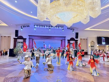 quang ba di san ao dai viet nam tai lao