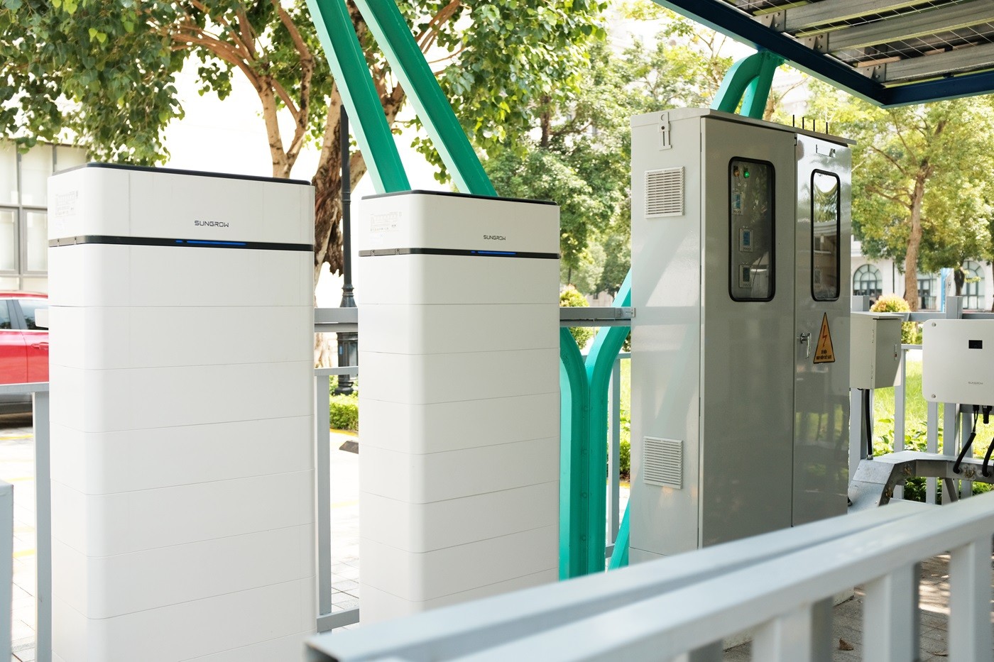 Startup từ phòng lab VinUni phát triển “bộ não” điều phối mạng lưới sạc xe điện