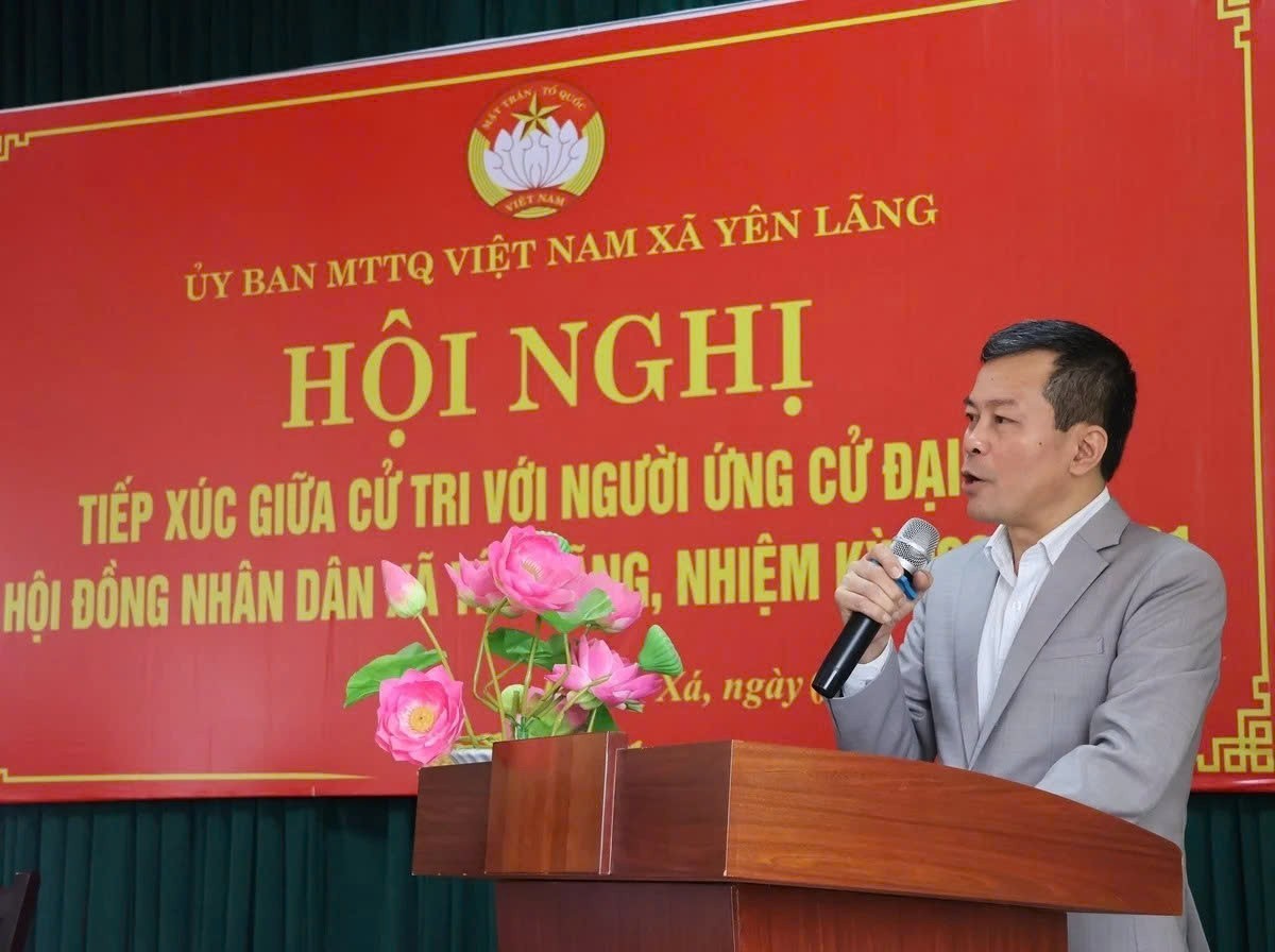 Ông Lỗ Xuân Hòa, Phó Bí thư Thường trực Đảng ủy – Chủ tịch Ủy ban Mặt trận Tổ quốc xã Yên Lãng, TP. Hà Nội điều hành một hội nghị tiếp xúc cử tri. (Ảnh: Xuân Hòa). Ông Lỗ Xuân Hòa, Phó Bí thư Thường trực Đảng ủy – Chủ tịch Ủy ban Mặt trận Tổ quốc xã Yên Lãng, TP. Hà Nội điều hành một hội nghị tiếp xúc cử tri. (Ảnh: Xuân Hòa).
