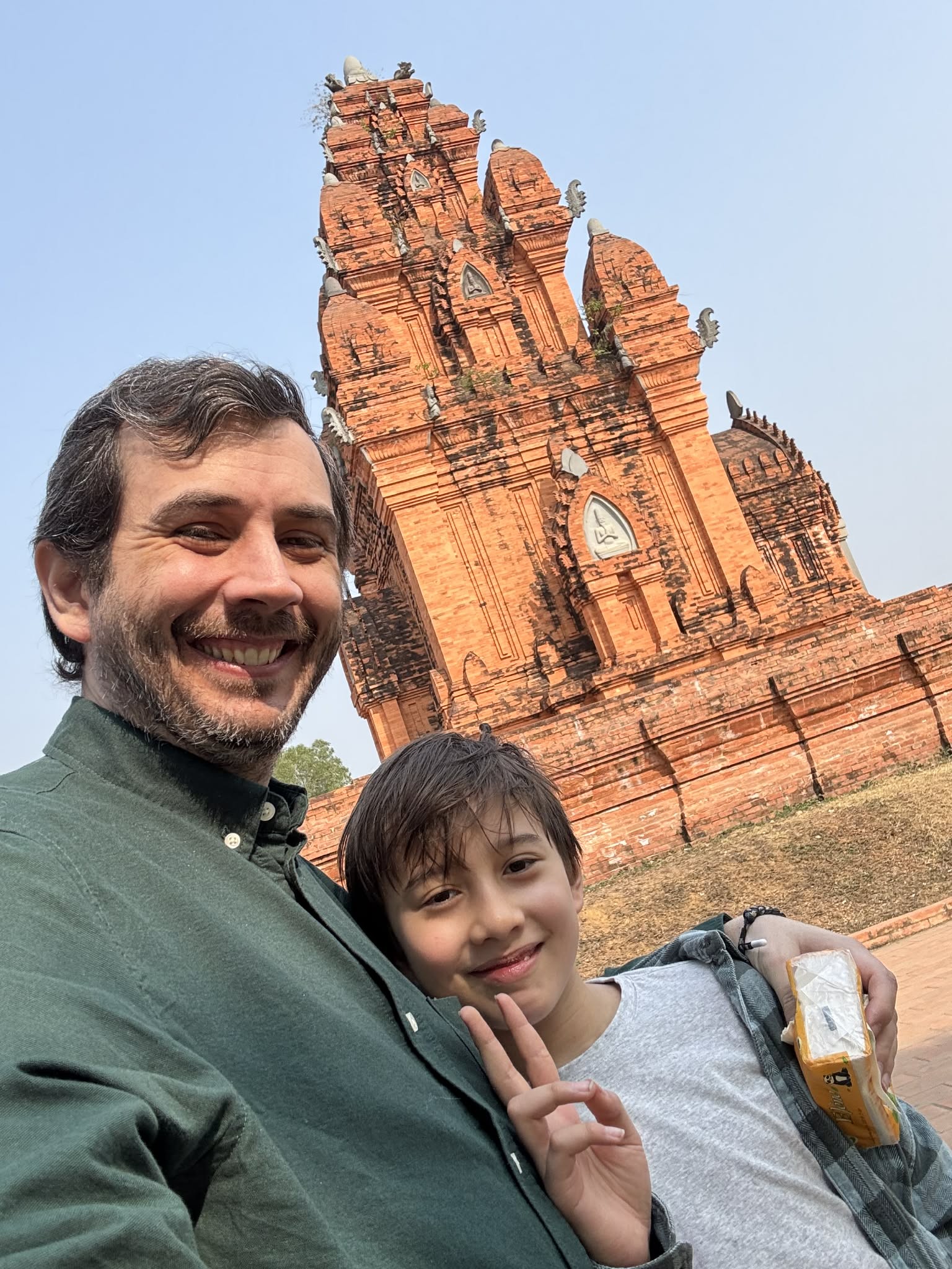 John Sikorski và con trai. (Ảnh: NVCC) 