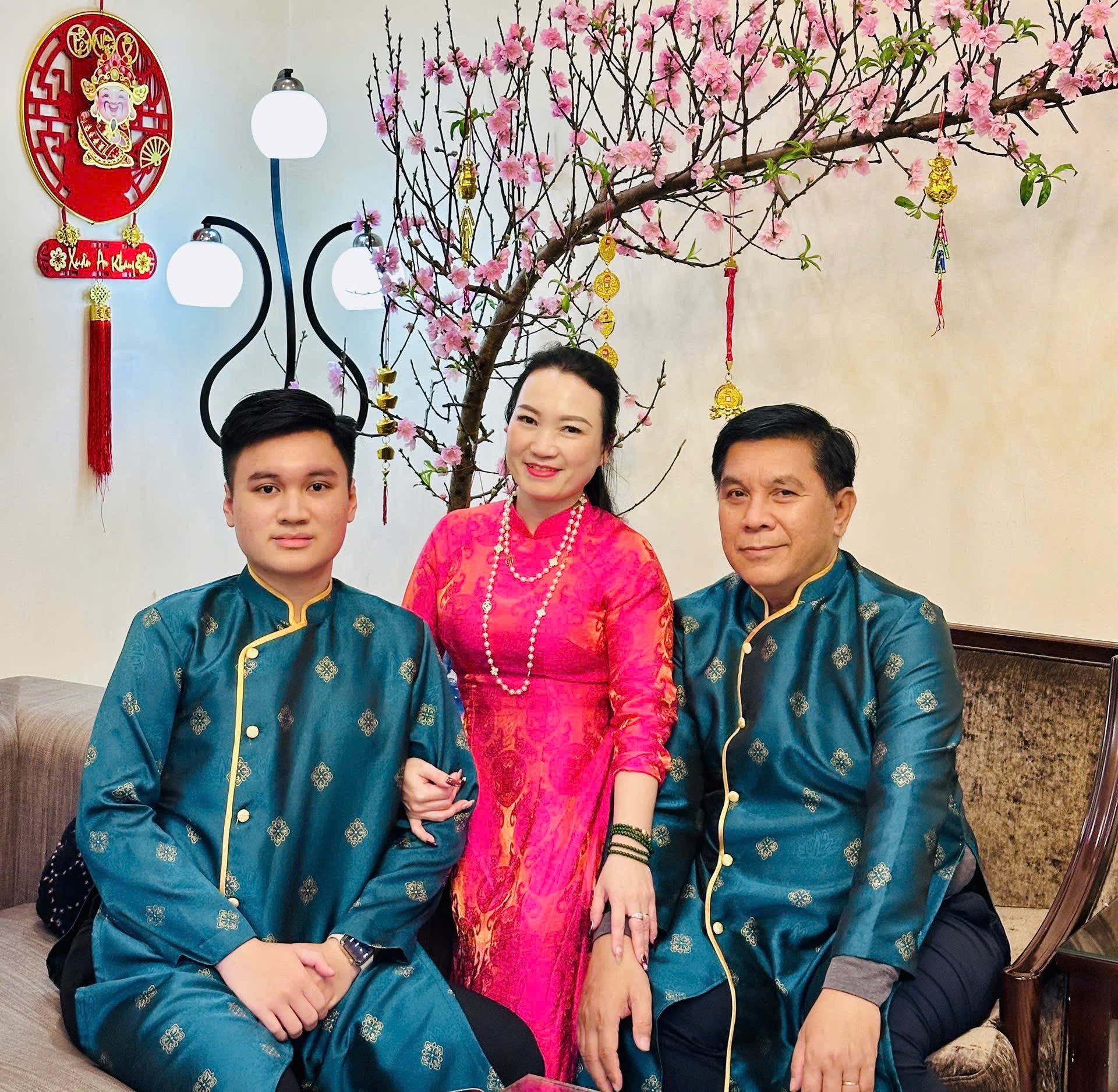 Anh Rin Keo (ngoài cùng bên phải) chụp ảnh cùng gia đình. (Ảnh: NVCC) Anh Rin Keo (ngoài cùng bên phải) chụp ảnh cùng gia đình. (Ảnh: NVCC)