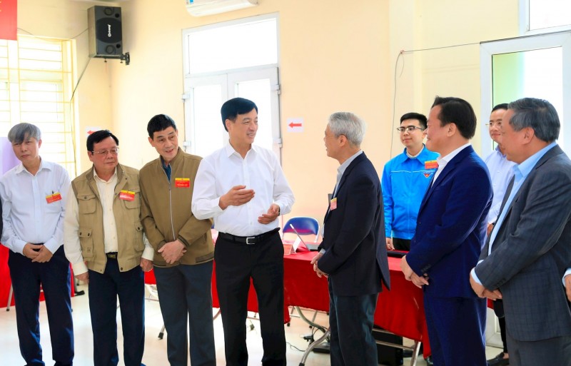 Bí thư Thành ủy Hà Nội Nguyễn Duy Ngọc, Trưởng đoàn kiểm tra số 01 của Ban Thường vụ Thành ủy chủ trì hội nghị công bố quyết định kiểm tra tại phường Hồng Hà. (Ảnh: T.L) Bí thư Thành ủy Hà Nội Nguyễn Duy Ngọc, Trưởng đoàn kiểm tra số 01 của Ban Thường vụ Thành ủy chủ trì hội nghị công bố quyết định kiểm tra tại phường Hồng Hà. (Ảnh: T.L)