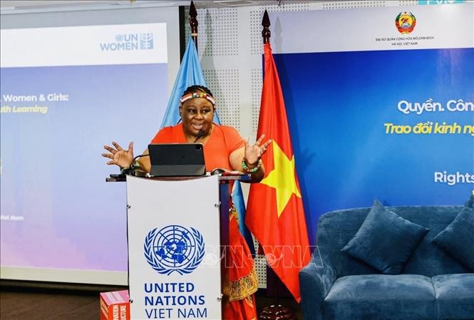 Đại sứ Cộng hòa Nam Phi tại Việt Nam Vuyiswa Tulelo phát biểu tại tọa đàm.