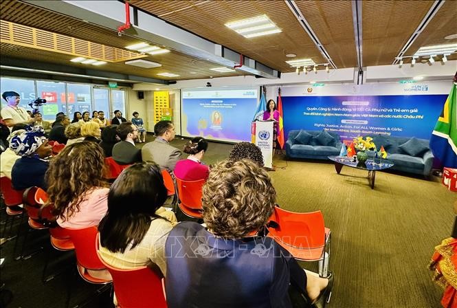 Quang cảnh buổi tọa đàm.