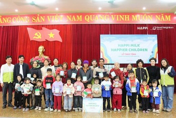 gni trao hang ngan lon sua cho tre em thanh hoa