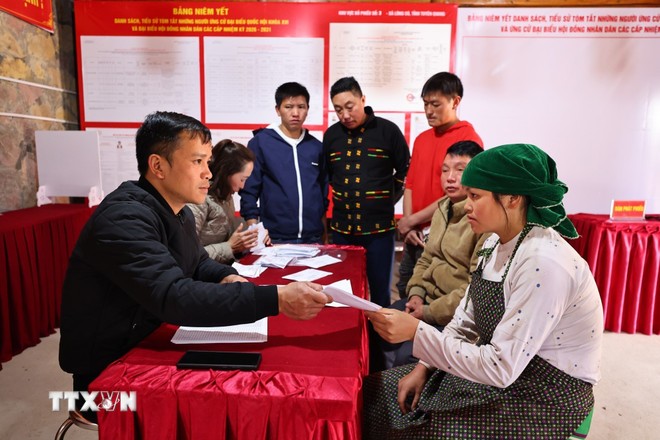 Phát Thẻ cử tri: Bảo đảm mọi công dân đủ điều kiện được tham gia bỏ phiếu