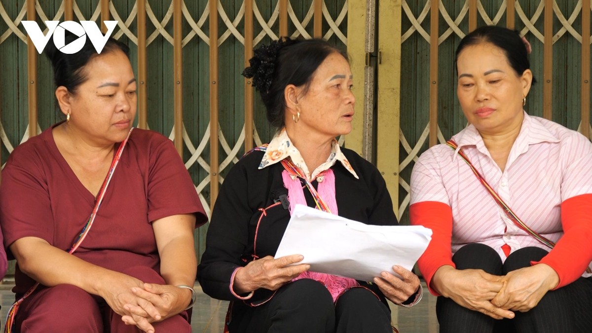 Người có uy tín làm cầu nối đưa thông tin bầu cử đến từng bản làng