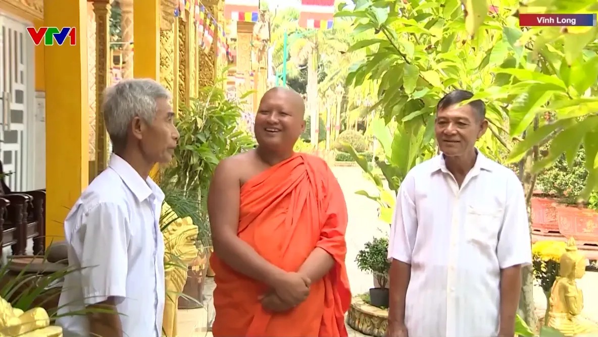 Người có uy tín làm cầu nối đưa thông tin bầu cử đến từng bản làng