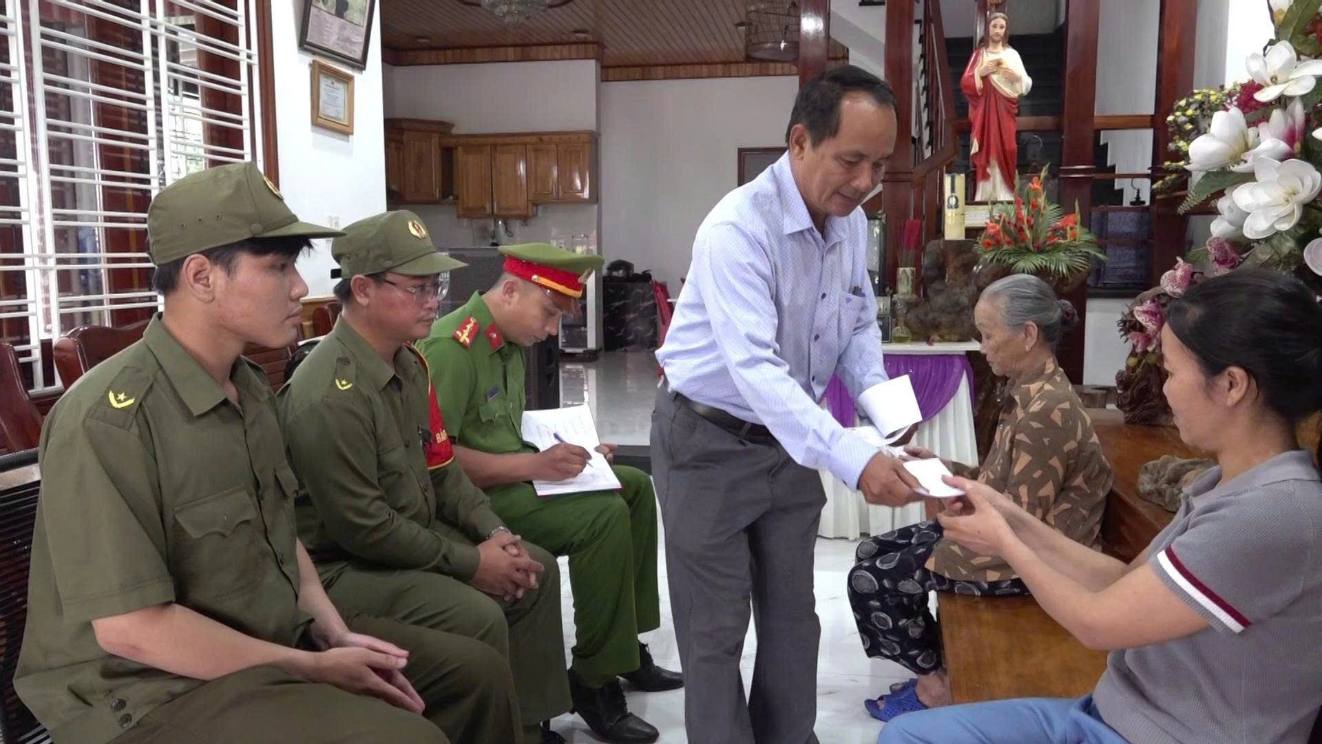 Người có uy tín làm cầu nối đưa thông tin bầu cử đến từng bản làng